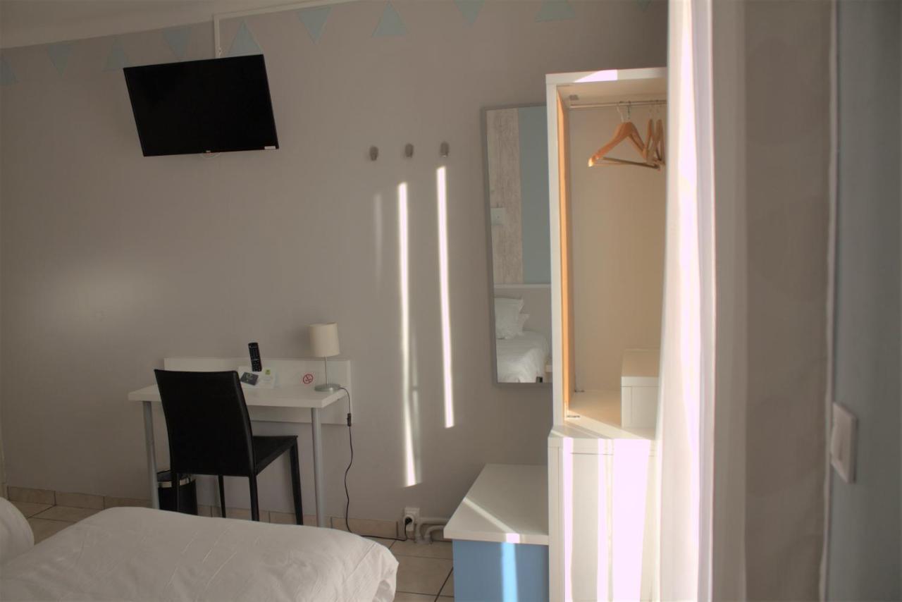 Logis Hotel Le Clement V Roquemaure  Exterior foto
