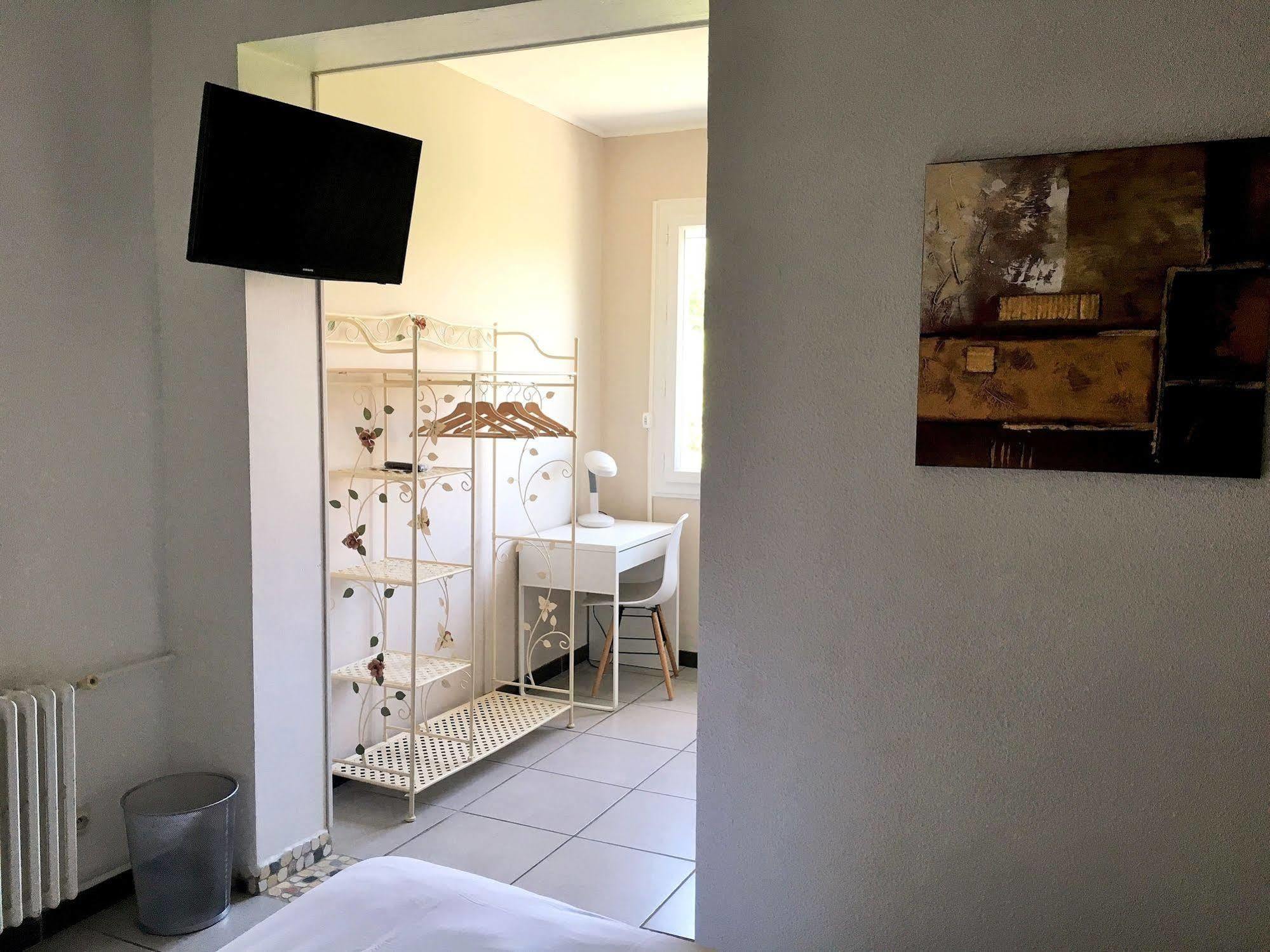 Logis Hotel Le Clement V Roquemaure  Exterior foto