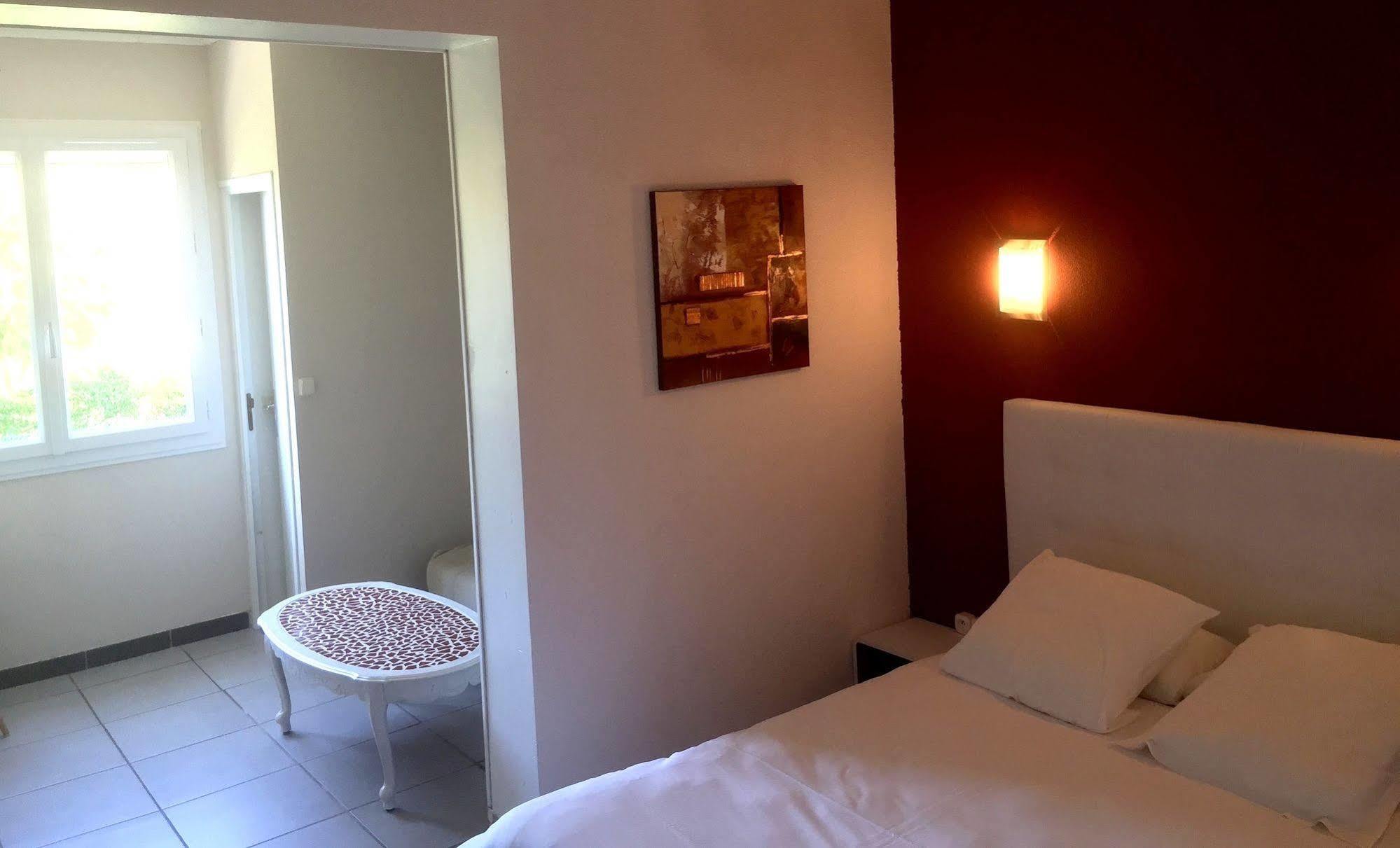 Logis Hotel Le Clement V Roquemaure  Exterior foto